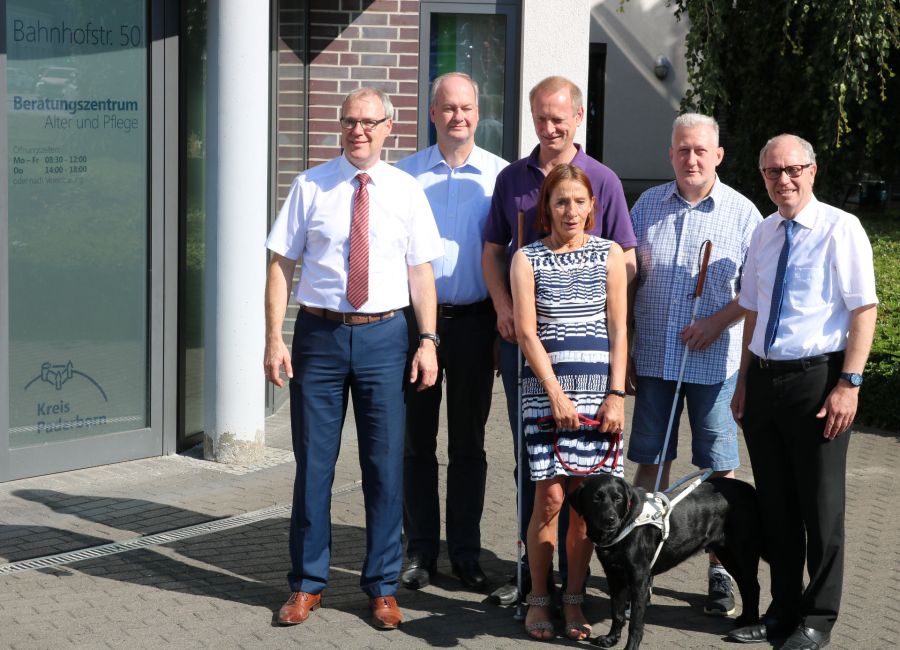 Wenn Petra Welsing berät ist Lucky immer dabei – v.l. Kreisdirektor Dr. Ulrich Conradi, Herbert Müller, stellvertretender Leiter des Kreissozialamtes, Alfons Vollmer, Petra Welsing mit Lucky, Rüdiger Kühl (alle drei Berater) und Landrat Manfred Müller   Bildrechte: Kreis Paderborn, Amt für Presse- und Öffentlichkeitsarbeit, Ulrike Sander